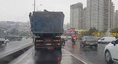 Beylikdüzü'nde hurda yüklü kamyonun tehlikeli yolculuğu kamerada