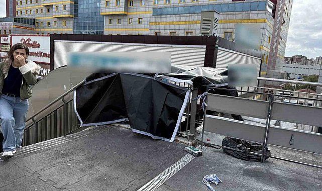 Beylikdüzü'nde metrobüs köprüsünde yürüyen merdiven yangını