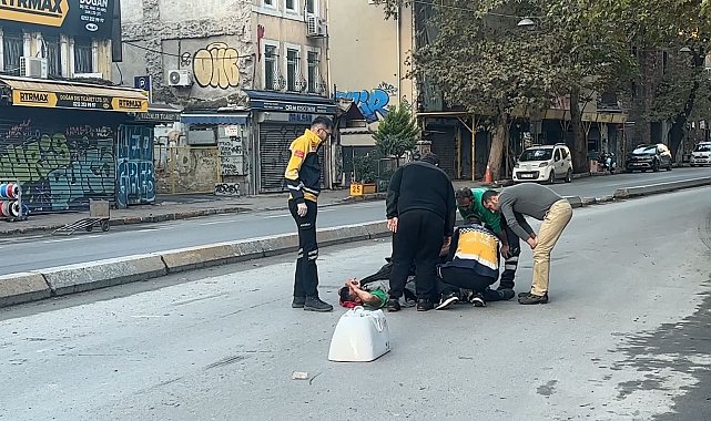 Beyoğlu'nda çöp kamyonu İSKİ'nin çalışması sonrası tam kapatılmayan çukura girdi, işçinin bacağı kırıldı