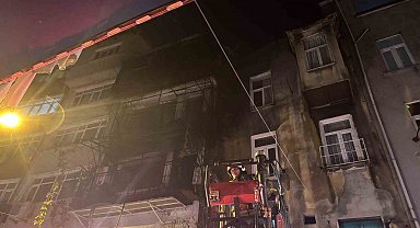 Beyoğlu'nda kız istemede patlatılan havai fişekler evi yaktı: 8 kişi dumandan etkilendi