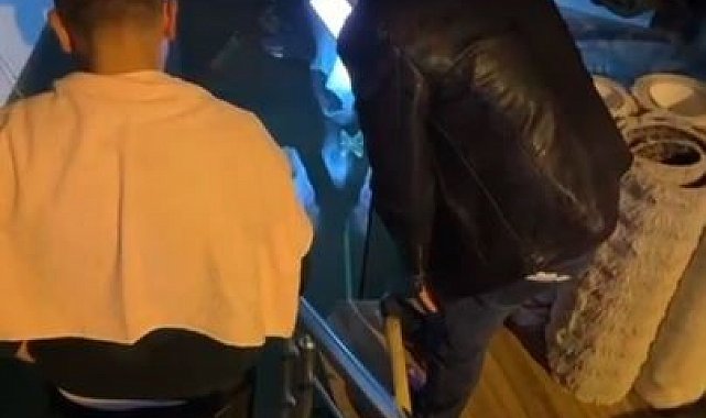 Beyoğlu'nda sağanak sonrası halı dükkanını su bastı