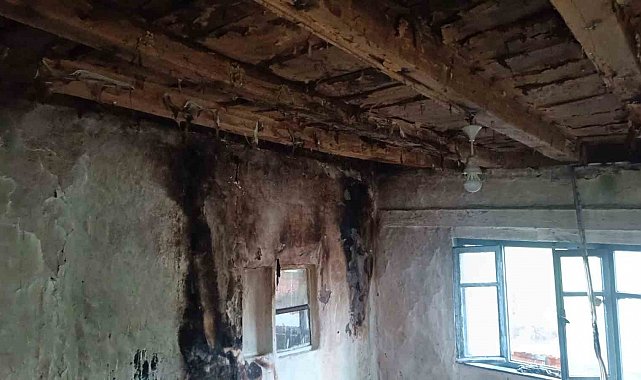 Bilecik'te bir eve yıldırım düştü