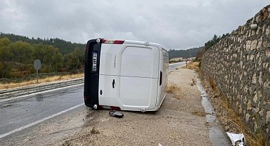 Bilecik'te seyir halinde kamyonet devrilirken, sürücüsü yaralandı