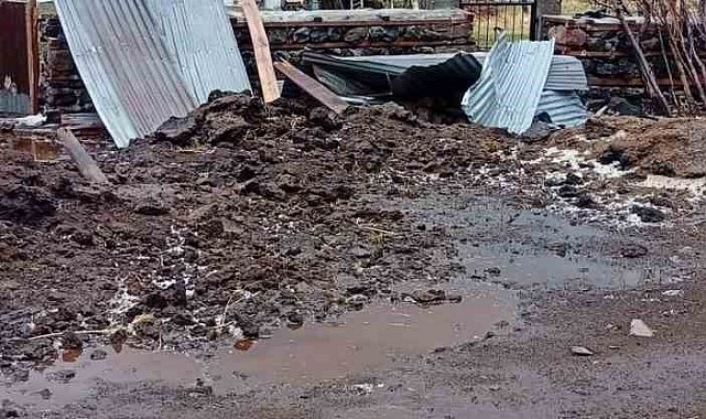 Bingöl'de fırtına çatıları uçurdu