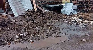 Bingöl'de fırtına çatıları uçurdu
