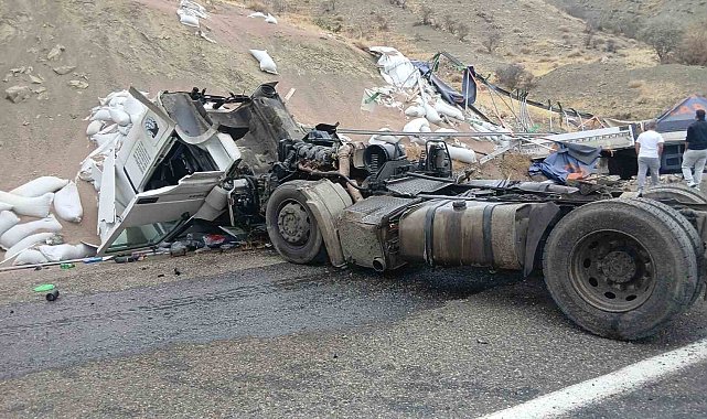 Bingöl'de tır devrildi: 1 yaralı