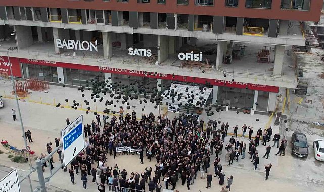 Binlerce mağdur gökyüzüne siyah balon bıraktı