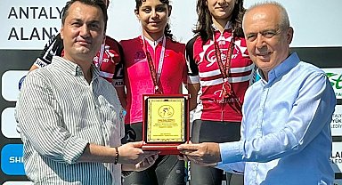 Bisikletin altın kızı Buse sezonu zirvede tamamladı