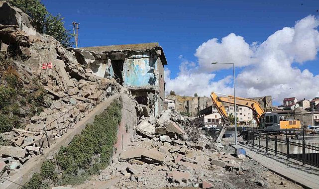 Bitlis'te metruk binalar yıkılıyor