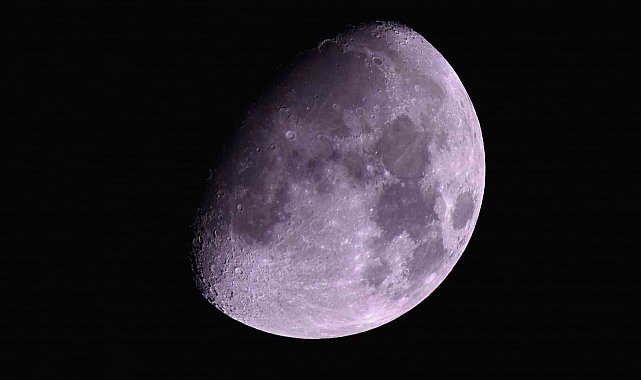 Bitlis'te "Şişkin Ay" gökyüzünü süsledi