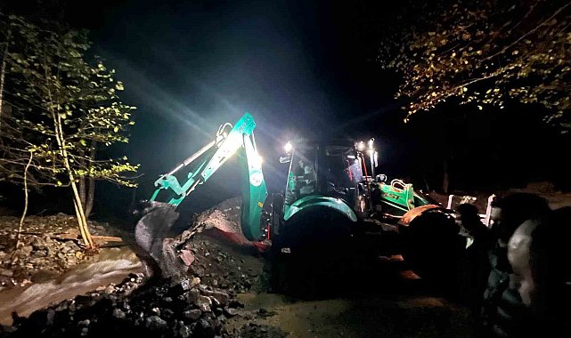 Borçka Karagöl'de dere taştı: Mahsur kalan ziyaretçileri ekipler kurtardı