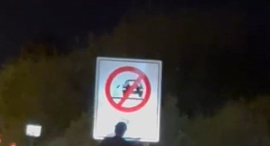Böyle kaza görülmedi, motosiklet sürücüsü yol kenarındaki 'çöp atma' yazılı uyarı levhasına kafasını çarptı