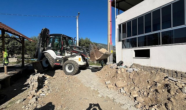 Buharkent'te yol genişletme çalışmaları sürüyor