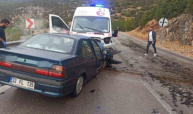 Burdur'da ambulans ile otomobil çarpıştı: 4 yaralı