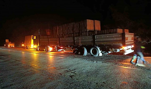 Burdur'da otomobil ile tır çarpıştı: 1 ölü, 2 yaralı