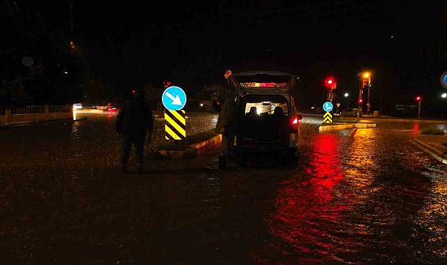 Burhaniye'de sağanak yağış yolları göle çevirdi