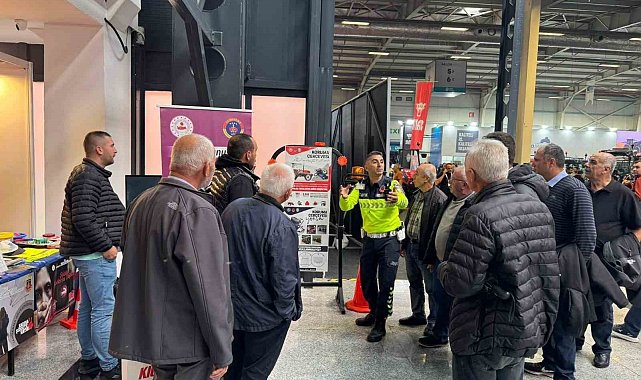 Bursa Tarım ve Hayvancılık Fuarı'nda jandarmadan traktör sürücülerine trafik eğitimi