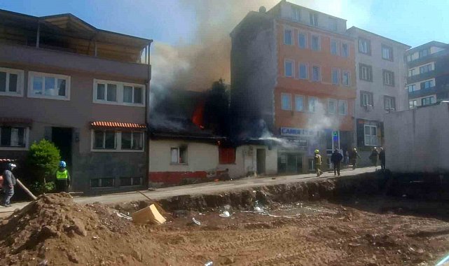 Bursa'da 2 katlı müstakil ev alev alev yandı