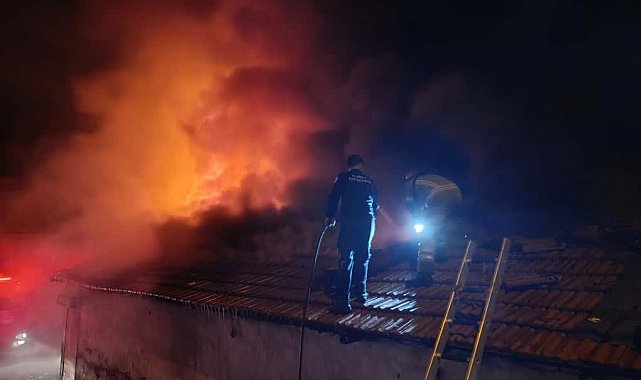 Bursa'da 4 dükkan alevlere teslim oldu