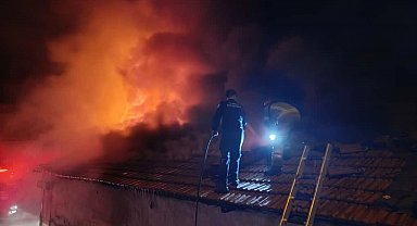 Bursa'da 4 dükkan alevlere teslim oldu