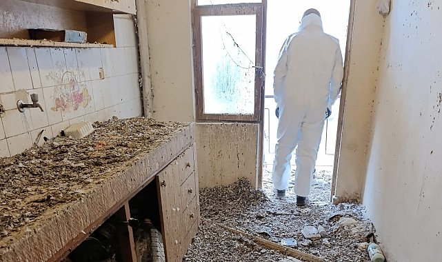 Bursa'da çöp eve dönen bina mahkeme kararıyla boşaltıldı