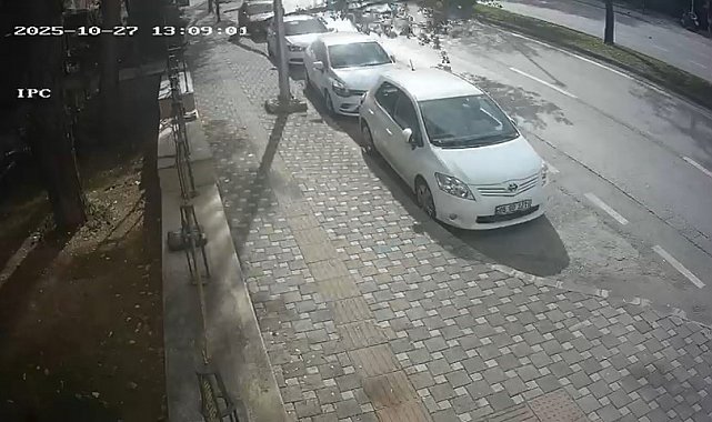 Bursa'da fırtına ağacı böyle devirdi