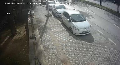 Bursa'da fırtına ağacı böyle devirdi