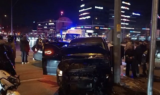 Bursa'da hafif ticari araç ile otomobil çarpıştı: 3 yaralı