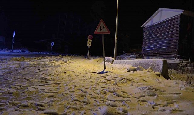 Bursa'da kar yağışını görenler gece yarısı Uludağ'a akın etti