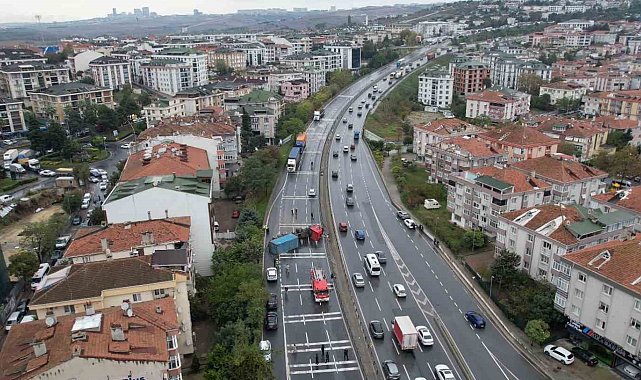Büyükçekmece E-5'te devrilen tır nedeniyle yol kapandı