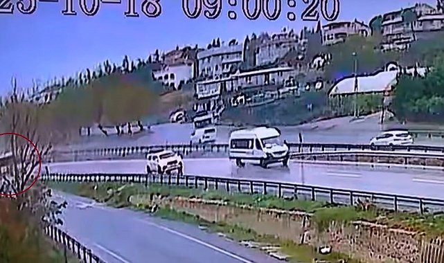 Büyükçekmece'de yağmur nedeniyle kayan otobüs yoldan çıktı