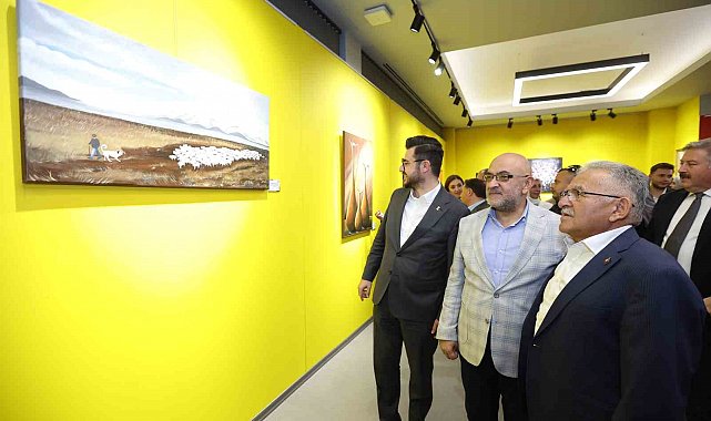 Büyükkılıç, Neşe Özhaseki'nin Renklerin Dili Resim Sergisi'nin açılışına katıldı