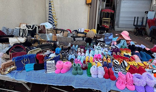 Cam kemik hastası oğluna akülü araç alabilmek için örgü örüyor