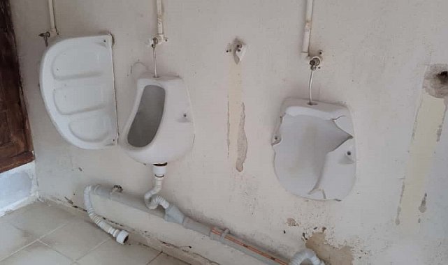 Cami abdesthanesine, tuvaletlerine ve evliya kabirlerinin taşlarına zarar verildi