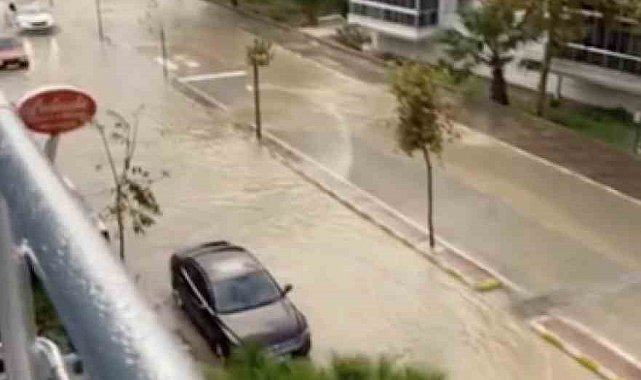 Çanakkale'de sağanak yağışta sokaklar sular altında kaldı