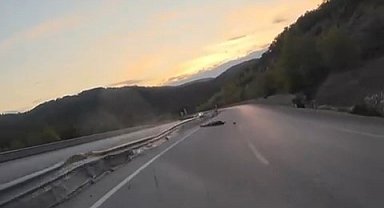 Çanakkale'de seyir halindeki motosikletlinin kaza anı kameraya yansıdı