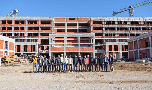 Canbey "Bu eser, Balıkesir'imizin sağlıkta geldiği seviyeyi bir üst noktaya taşıyacak"