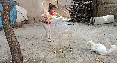 Çatak'ta minik öğrencilerden anlamlı davranış