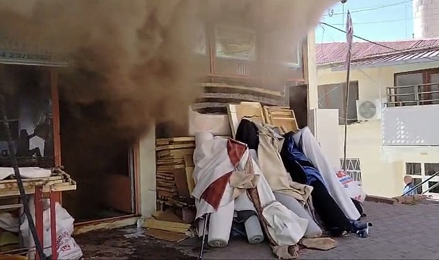 Çatıda çıkan yangın iş yerine sıçradı