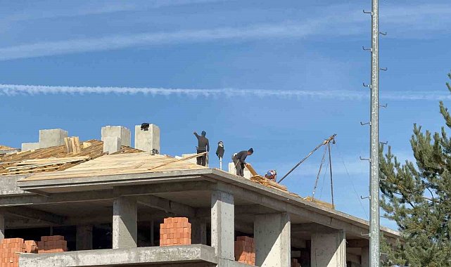 Çatıda tedbirsiz çalışan işçiler yürekleri ağza getirdi: O anlar kameraya yansıdı
