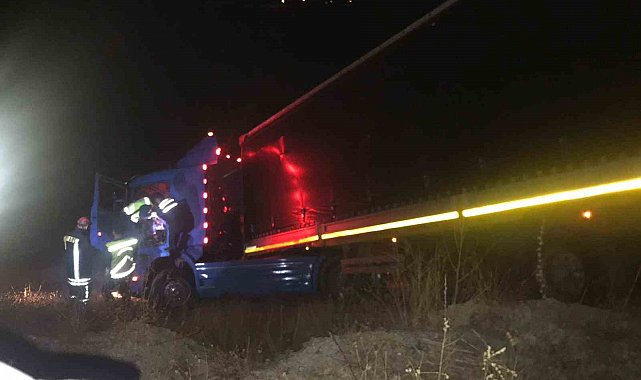 Çeltik tarlasına devrilen tırın sürücüsü öldü