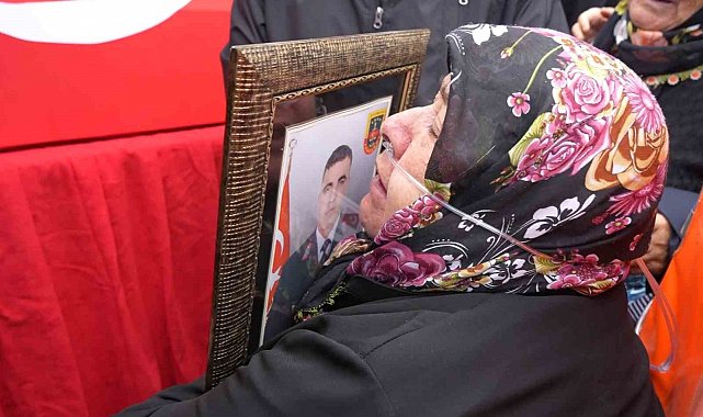 Cenazede yürek burkan feryat, anne şehit oğlunun fotoğrafına sarıldı: "Kurban olurum sana"