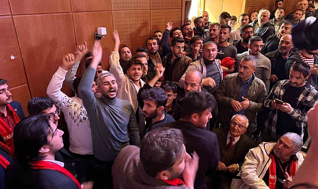 CHP İl Kongresi'nde yumruklar havada uçuştu