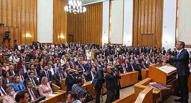 CHP Lideri Özel: "Yaz boyunca mücadele eden, çalışan, direnen milletvekillerimin huzurunda, 70 gün deniz, kum, güneş ile yaşayan, buna doyan iktidar milletvekillerini hatırlatmak gerekiyor"