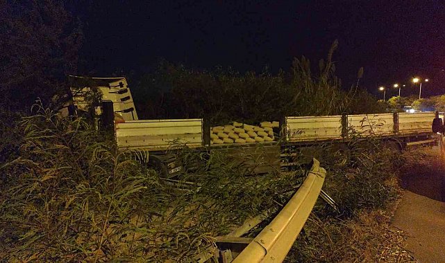 Çimento yüklü tır devrildi, şans eseri yaralanan olmadı