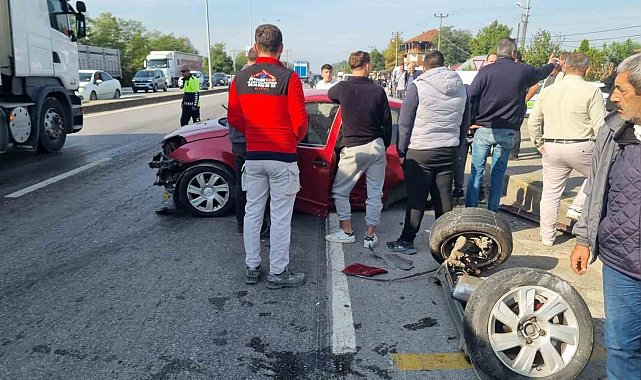 Cip ile çarpışan otomobilin arka tekerlekleri yola fırladı: 2 yaralı