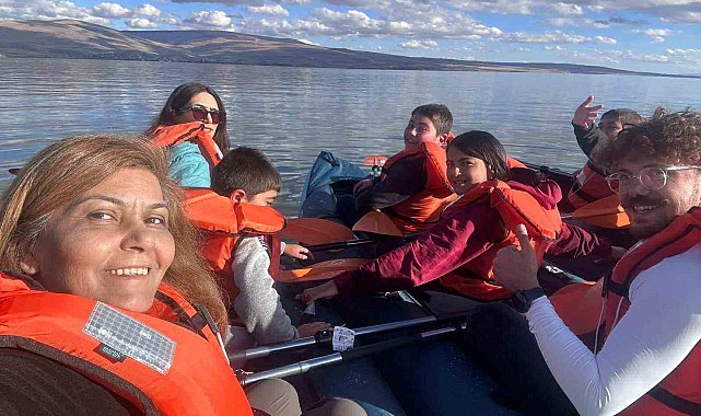 Çocuklar Çıldır Gölü'nde kanoyla tanıştı