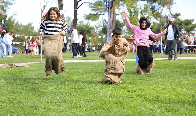 Çocuklar cumhuriyet etkinliğinde gönüllerince eğlendi