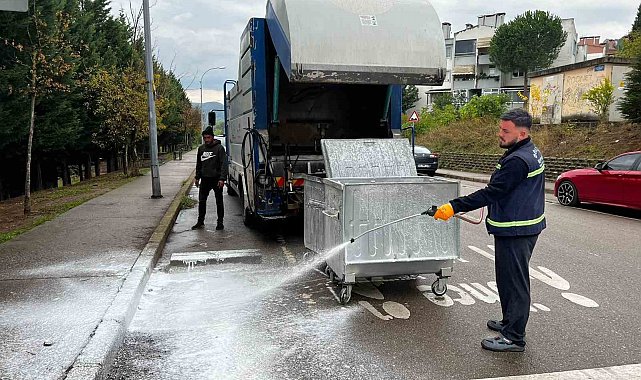 Çöp konteynerler yıkanarak dezenfekte ediliyor