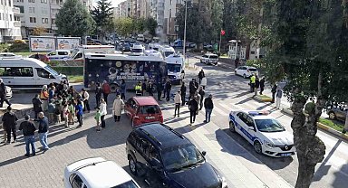 Çorum'da halk otobüsü kamyona çarptı: 22 öğrenci yaralandı